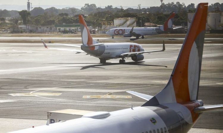 Movimentação de aviões comerciais no aeroporto de Brasília.