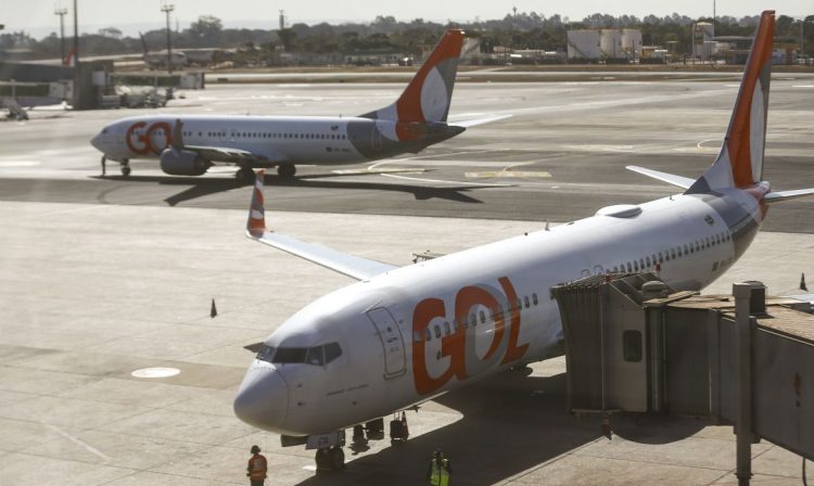 Movimentação de aviões comerciais no aeroporto de Brasília.