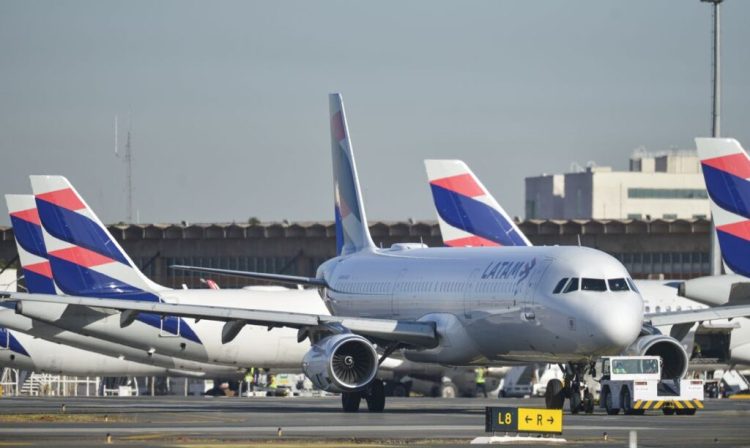 Movimentação de aviões comerciais no aeroporto de Brasília.