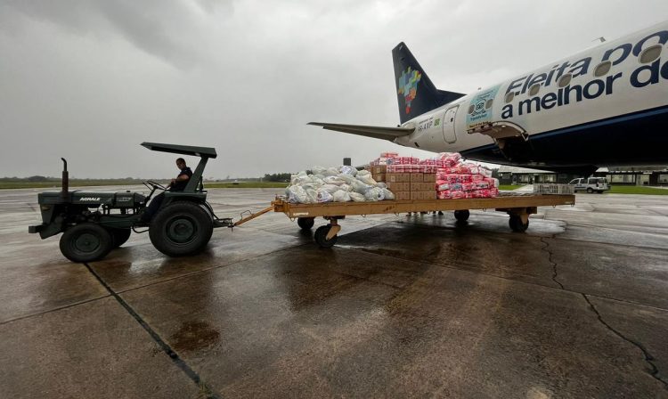 A Azul continua a receber doações nos aeroportos onde opera, bem como nas lojas Azul Viagens e Azul Cargo. De acordo com a Assistência Social da Prefeitura de Porto Alegre, os itens mais necessários são alimentos não perecíveis e cestas básicas, produtos de higiene pessoal, como pasta de dente e escovas, além de roupas de cama, toalhas e água mineral.  Foto: Azul/Divulgação