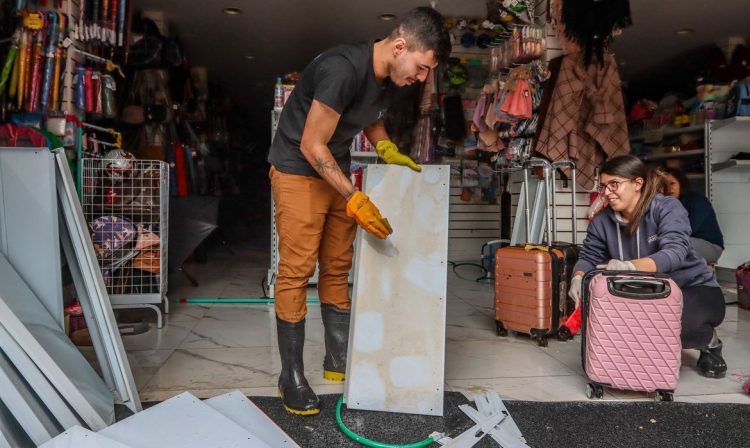 Porto Alegre (RS), 20/05/2024 – CHUVAS RS- LIMPEZA - Comerciantes retiram entulho e limpam lojas para retomar os negócios no Centro Histórico de Porto Alegre.  Li Hong Shia (dir) faz limpeza em loja no centro de POA. Foto: Rafa Neddermeyer/Agência Brasil