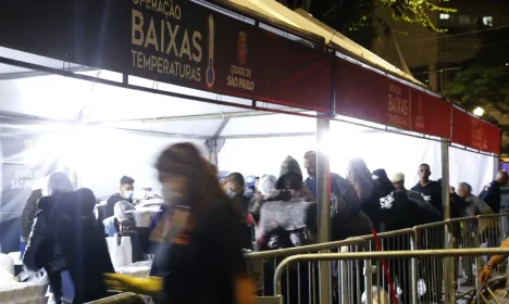 São Paulo SP 16/07/2024 Moradores de Rua recebem cobertores e alimentação na Operação