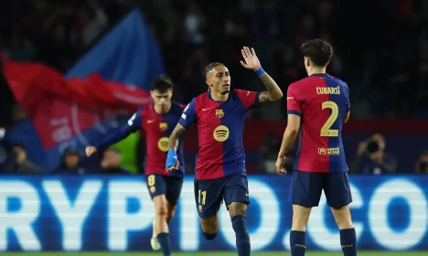 Rafinha comemora seu gol no empate de 3 x 3 entre Barcelona e Inter de Milão
30/04/2025
REUTERS/Albert Gea
