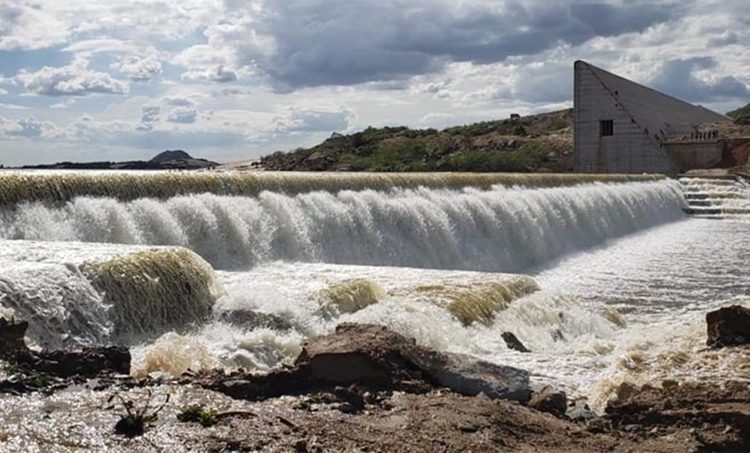 Barragem de Oiticica, ainda em obras, já transborda