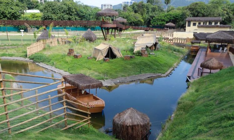 Espaço Savana Africana, no Bioparque do Rio. O espaço é cortado por um rio de 250 metros de extensão e uma passarela suspensa.