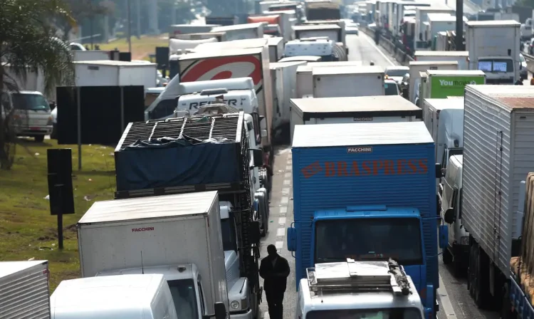 Caminhoneiros na BR-116, Rodovia Régis Bittencourt - REUTERS/Leonardo Benassatto