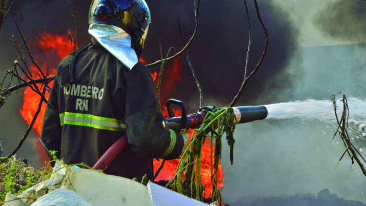 Cerca de 2 horas depois o incêndio foi extinto. Foto: José Aldenir/Ilustrativa