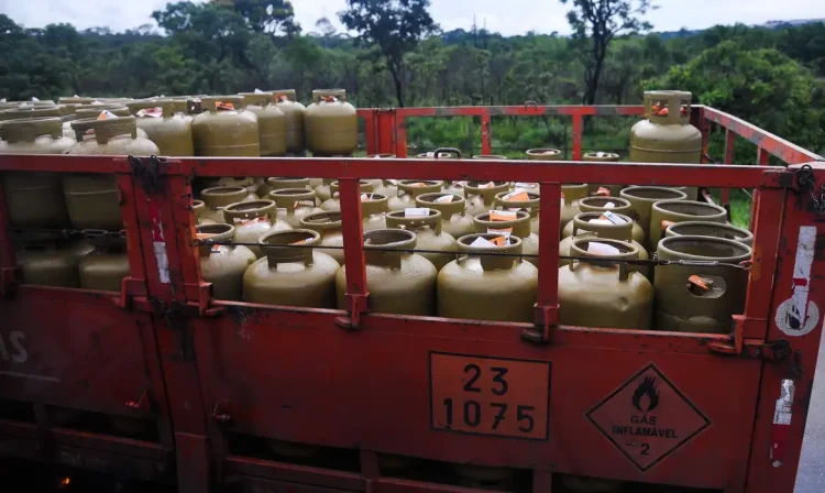 _botijao_de_13_quilos_de_gas_de_cozinha_mcajr_abr_201120214528 Botijão de 13 quilos de gás de cozinha