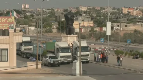 Pessoas na Faixa de Gaza precisam de abastecimento de comida e água. Foto: Reprodução/CNN