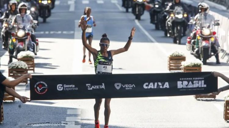 BRASILEIRA CHEGA EM 3 2222
