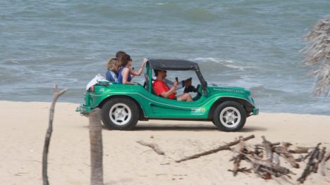 Buggy trafegando sobre faixa de areia em praia do RN. Foto: José Aldenir/Agora RN.