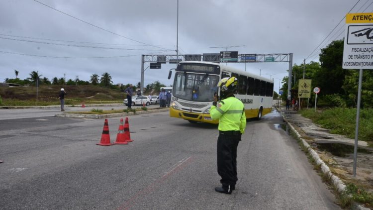 Agentes de transito faziam o monitoramento da interdição / Foto: José Aldenir