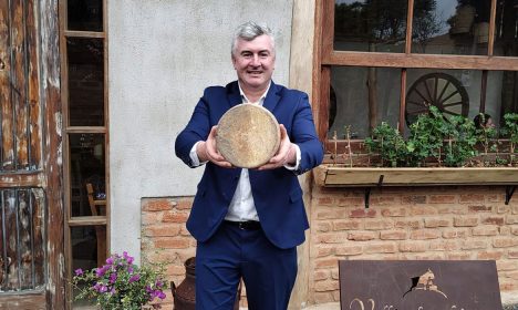 20/09/2023, Fabrício Le Draper Vieira segurando o queijo vencedor. Queijo brasileiro escolhido entre os 12 melhores do mundo no concurso Mundial de Tours, na França. Foto: Débora Pereira/Revista Profissão Queijeira