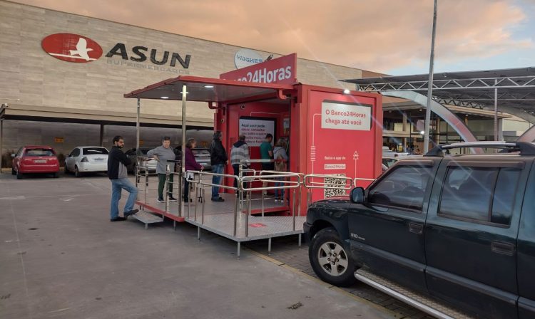 Caixas eletrônicos móveis são instalado em estacionamento de Montenegro para facilitar acesso a serviços financeiros. Foto: Divulgação/Banco24Horas