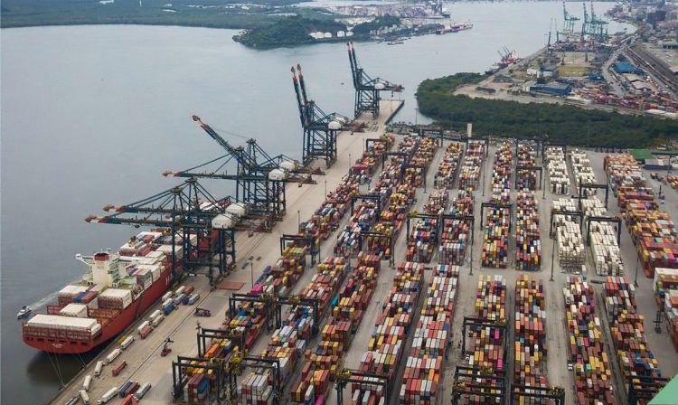 O Porto de Santos responde por quase 30% da balança comercial do país. Importação, exportação, balança comercial, porto, navio, container,  comércio exterior - Foto: Divulgação/Porto de Santos