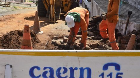 Obra de esgotamento em Macaíba é feita pela Caern. Foto: José Aldenir/Agora RN.