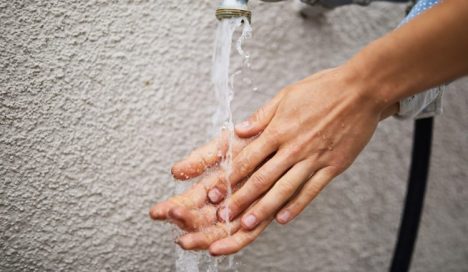 Caern está trabalhando no conserto de uma bomba do poço