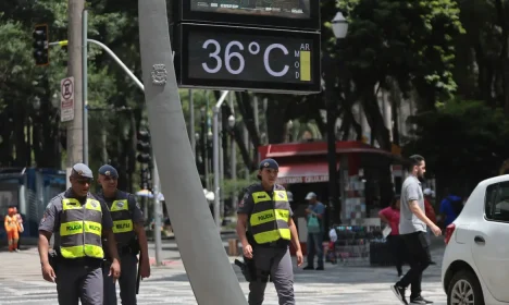 São Paulo (SP), 18/02/2025 - Calor de 35ºC e chuva forte a tarde no centro de São Paulo. Foto: Paulo Pinto/Agência Brasil