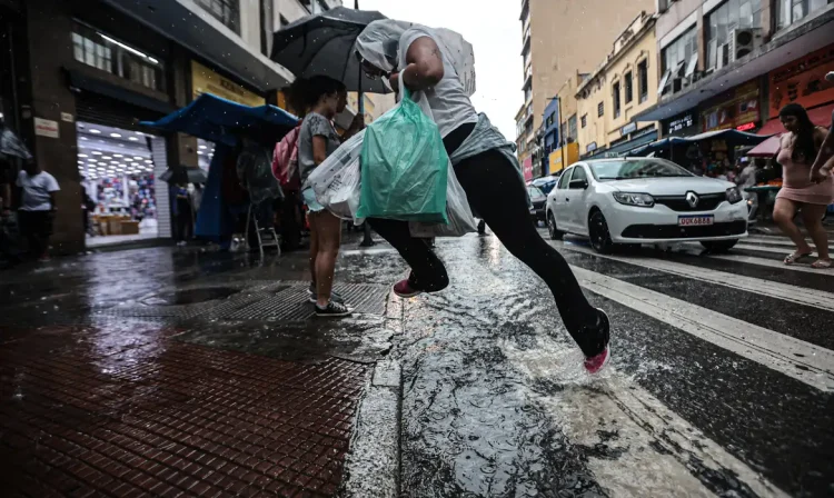 São Paulo (SP), 18/02/2025 - Calor de 35ºC e chuva forte a tarde no centro de São Paulo. Foto: Paulo Pinto/Agência Brasil
