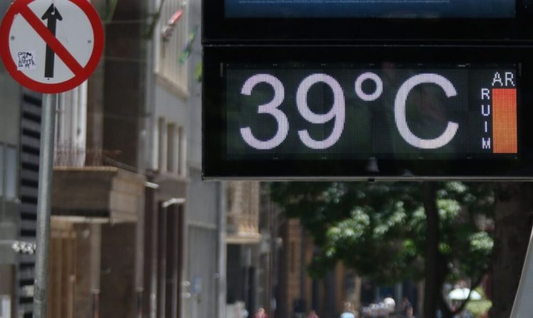 São Paulo SP 12/11/2023 Termometro marcando 39 graus na região da Praça da Sé.   Foto: Paulo Pinto/Agência Brasil