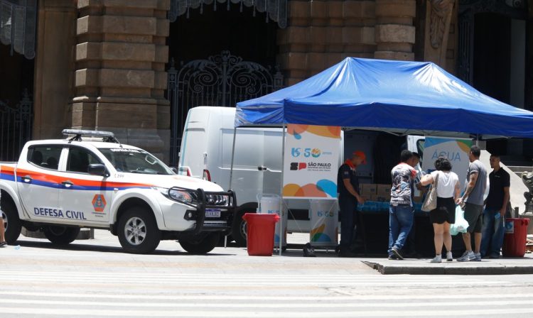 São Paulo SP 12/11/2023 Alta temperatura no Vale do Anhangabau  com termometro marcando 39 garus. Foto: Paulo Pinto/Agência Brasil