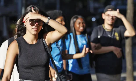 Rio de Janeiro (RJ) 20/02/2025 – Pessoas se protegem do sol na região central da cidade durante onda de calor. Foto: Fernando Frazão/Agência Brasil