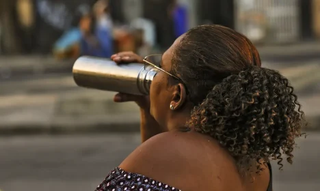 Rio de Janeiro (RJ) 20/02/2025 – Pessoas se hidratam na região central da cidade durante onda de calor. Foto: Fernando Frazão/Agência Brasil