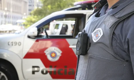 Uso de câmeras acopladas aos uniformes de policiais militares do estado de São Paulo para registro das suas ações, implementada em 18 unidades, ajudou a reduzir violência policial,trazendo resultados emblemáticos.