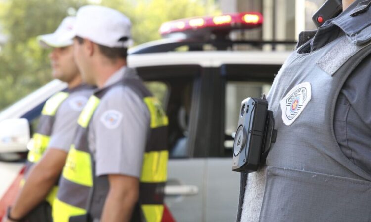 Uso de câmeras acopladas aos uniformes de policiais militares do estado de São Paulo para registro das suas ações, implementada em 18 unidades, ajudou a reduzir violência policial,trazendo resultados emblemáticos.
