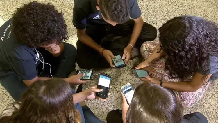 Adolescentes com celulares em escola / Foto: Arquivo/EBC