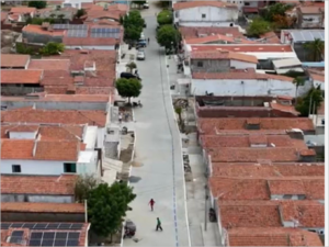 Além dos benefícios diretos para quem reside na rua, a pavimentação contribui para o desenvolvimento do entorno, fortalecendo a circulação, o acesso aos serviços e a integração da via