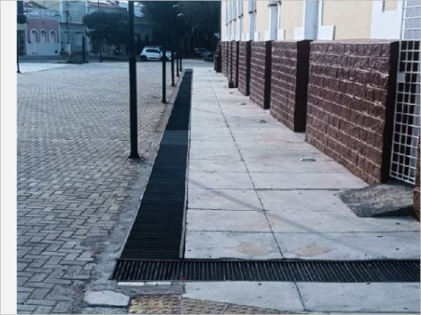 De acordo com o secretário Pedro Pereira, foram instaladas novas calhas para melhorar o escoamento da água da chuva.