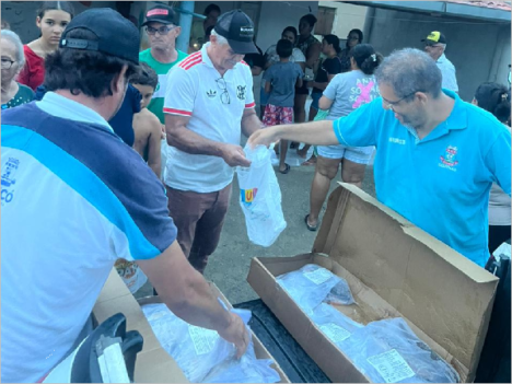 Além do pescado, também houve a distribuição de polpas de frutas e leite