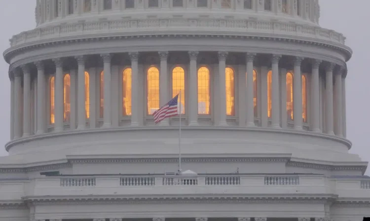 Bbandeira dos Estados Unidos em frente à cúpula do Capitólio dos EUA