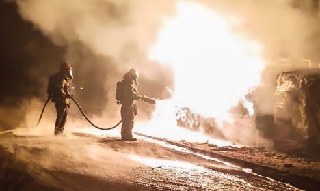 Bairro Goiânia, BH, divisa c/Sabará, próximo ao Anel Rodoviário.
Caminhão tanque tomba, explode e o #fogo se alastra pelo combustível que escorreu pela via. Foto: Bombeiros MG/Divulgação