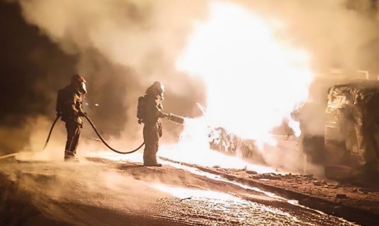 Bairro Goiânia, BH, divisa c/Sabará, próximo ao Anel Rodoviário.
Caminhão tanque tomba, explode e o #fogo se alastra pelo combustível que escorreu pela via. Foto: Bombeiros MG/Divulgação