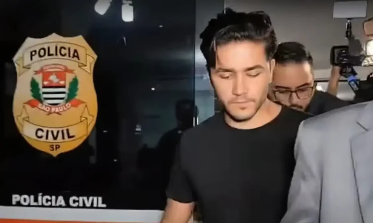 Motorista de Porsche, Fernando Sastre Filho, acusado de matar homem e ferir amigo em batida na Zona Leste se entrega à polícia após três dias de buscas. Foto: Frame/TV Brasil