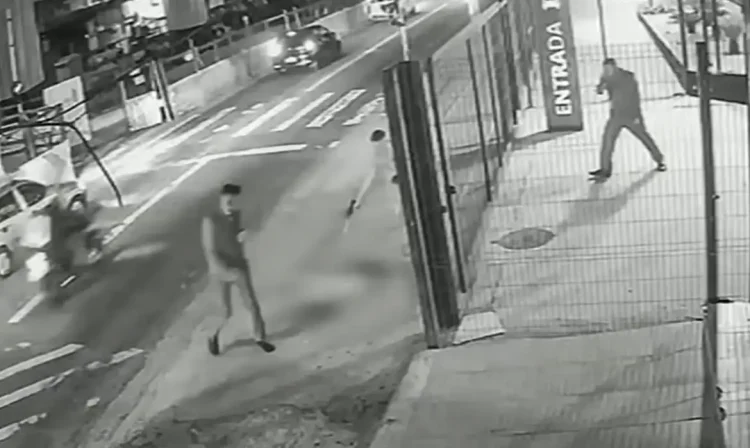 30/01/2026 - cachorro comunitário morre após ser baleado com cerca de 10 tiros em avenida da Zona Leste de SP. Foto: Câmera de segurança