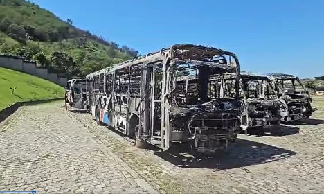 Rio de Janeiro (RJ) 24.10.2023 - Consequências da onda da violência na zona oeste do Rio: dezenas de ônibus queimados. Imagens: Rio Ônibus