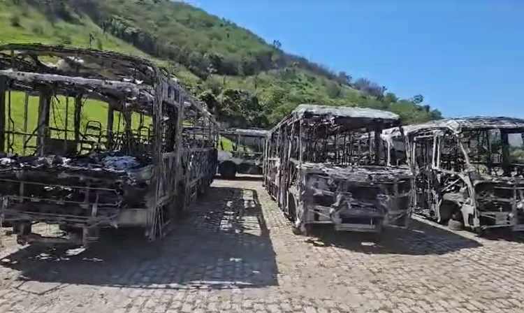 Rio de Janeiro (RJ) 24.10.2023 - Consequências da onda da violência na zona oeste do Rio: dezenas de ônibus queimados. Imagens: Rio Ônibus