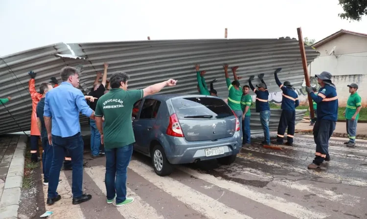 Cascavel (PR), 25/10/2024 - Força-tarefa auxilia vítimas de temporal em Cascavel. Equipes da Defesa Civil e várias secretarias municipais estão trabalhando para minimizar os impactos causados pelas chuvas e ventos fortes. Foto: Prefeitura de Cascavel/Divulgação