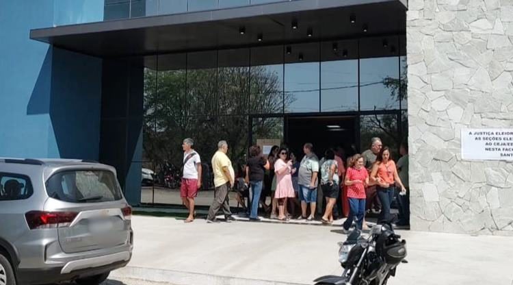 Eleitores entrando na Faculdade Caicoense Santa Teresinha para votar