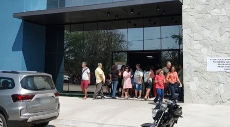 Eleitores entrando na Faculdade Caicoense Santa Teresinha para votar