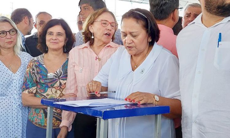 Governadora Fátima Bezerra assinando documento