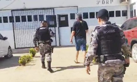 Momento da chegada de 'Bailú' na Delegacia de Polícia Civil