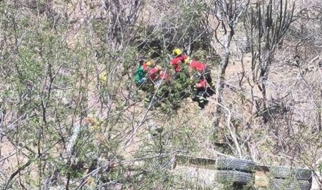 Resgate do motorista por parte do Corpo de Bombeiros durou cerca de duas horas – (Foto: Redes Sociais)