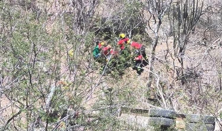 Resgate do motorista por parte do Corpo de Bombeiros durou cerca de duas horas – (Foto: Redes Sociais)