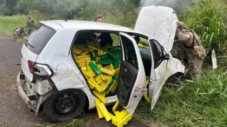 Droga estava no interior do carro; Adolescente foi apreendido