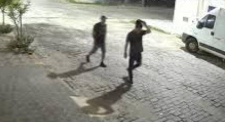 Dupla caminhando na Rua Otávio Lamartine, no centro de Caicó