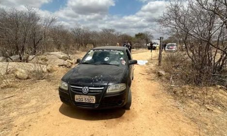 Carro das vítimas ficou crivado de tiros